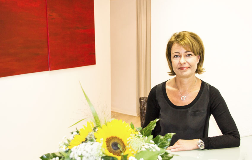 Kerstin Luckschus in ihrer Praxis